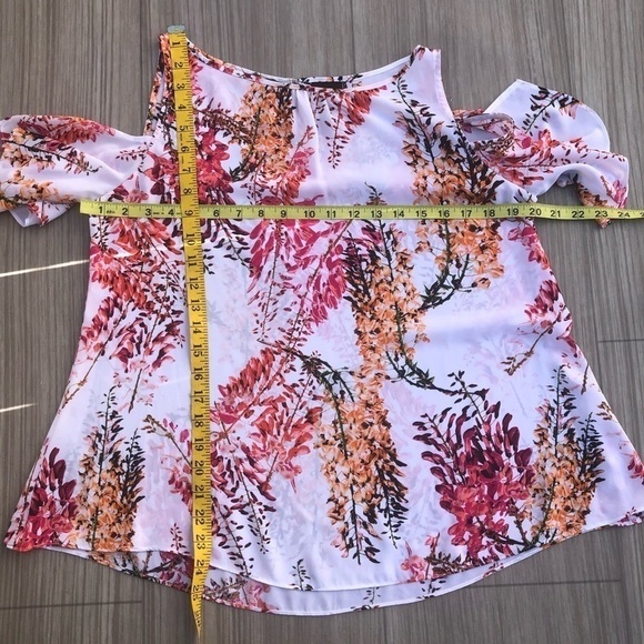 Worthington cold shoulder blouse Size Medium - Picture 8 of 8